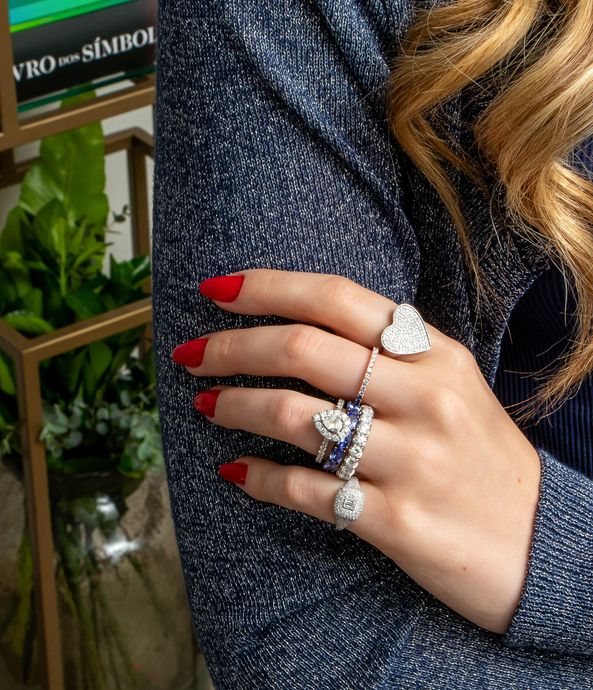 anel-solitario-em-ouro-com-diamantes