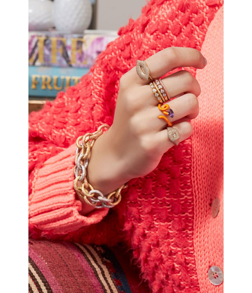 Meia-alianca-de-ouro-com-diamantes