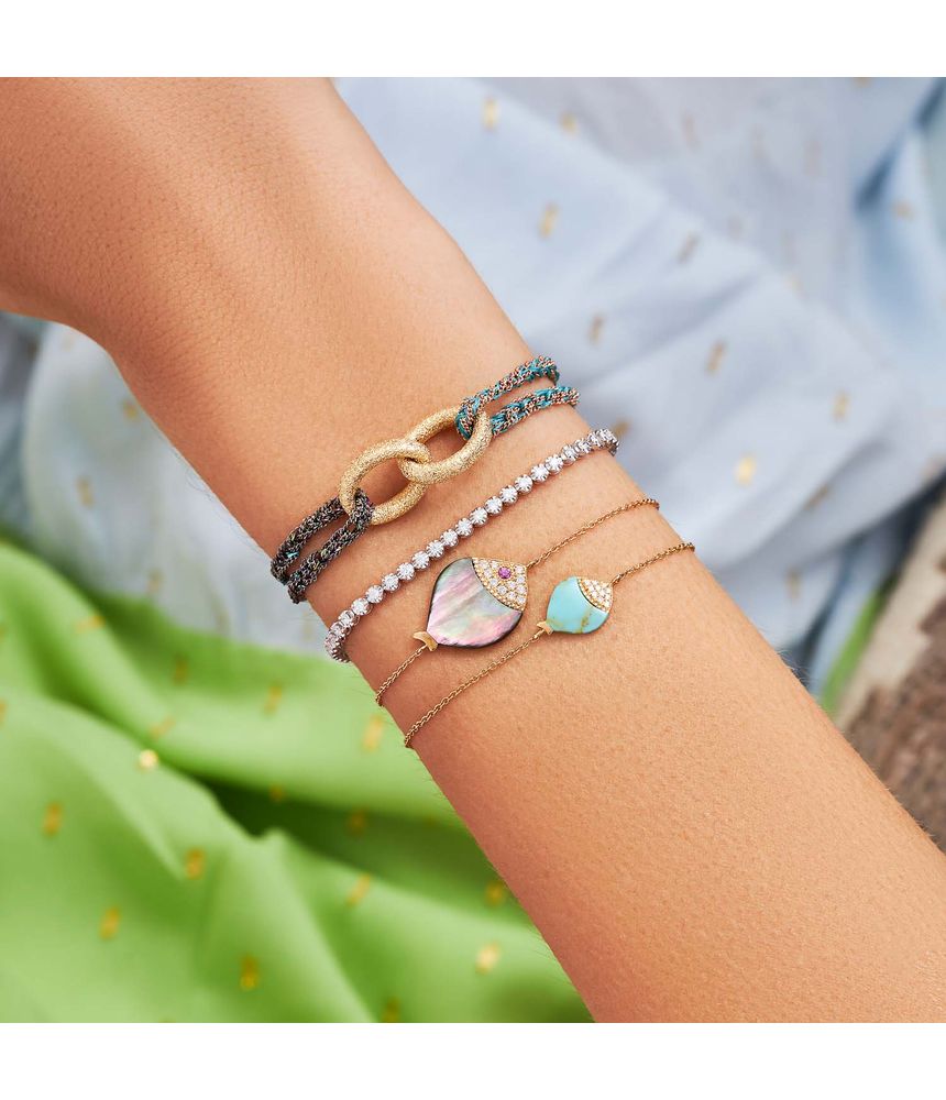 Pulseira-Nayla-Arida-de-ouro-com-diamantes-madreperola-e-safira