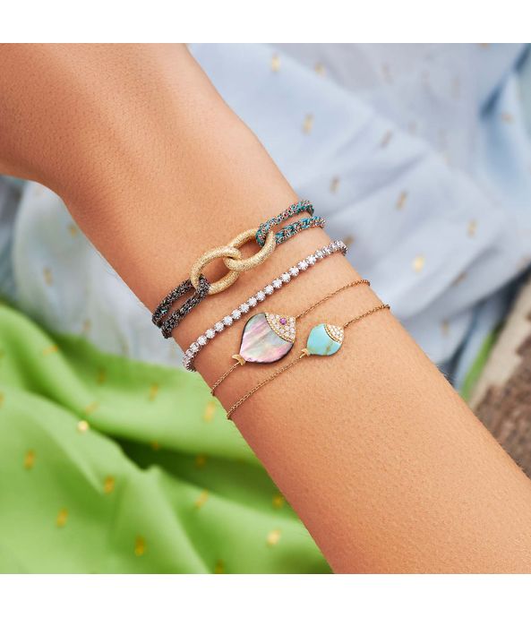 Pulseira-Nayla-Arida-de-ouro-com-diamantes-turquesa-e-safira