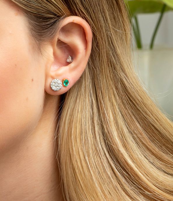 Piercing-de-tarraxa-solitario-de-ouro-com-esmeralda
