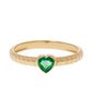 Anel-solitario-de-ouro-com-esmeralda-coracao