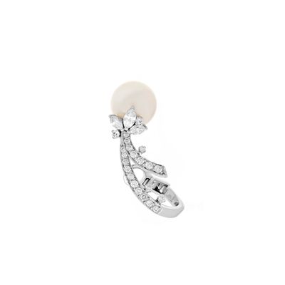 Brinco-ear-hook-Yeprem-de-ouro-branco-com-perola-e-diamantes