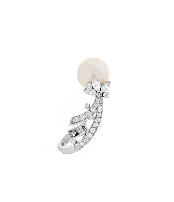 Brinco-ear-hook-Yeprem-de-ouro-branco-com-perola-e-diamantes