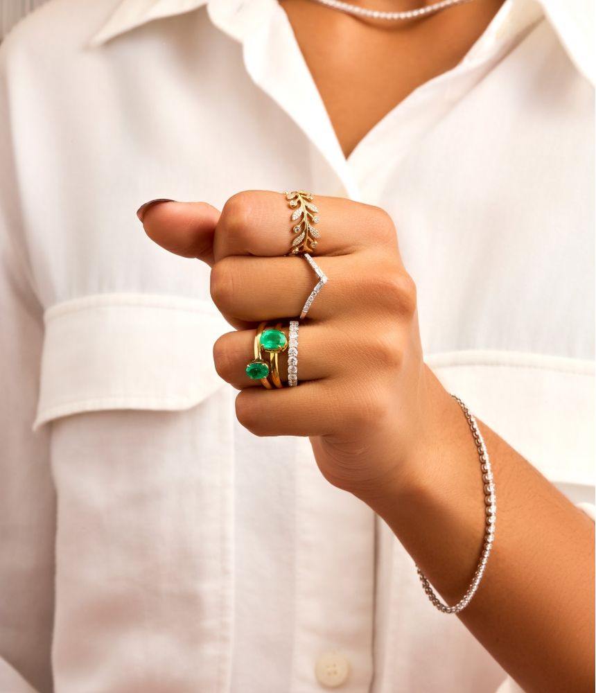 anel-meia-alianca-aparador-em-ouro-branco-de-diamantes-brilhantes