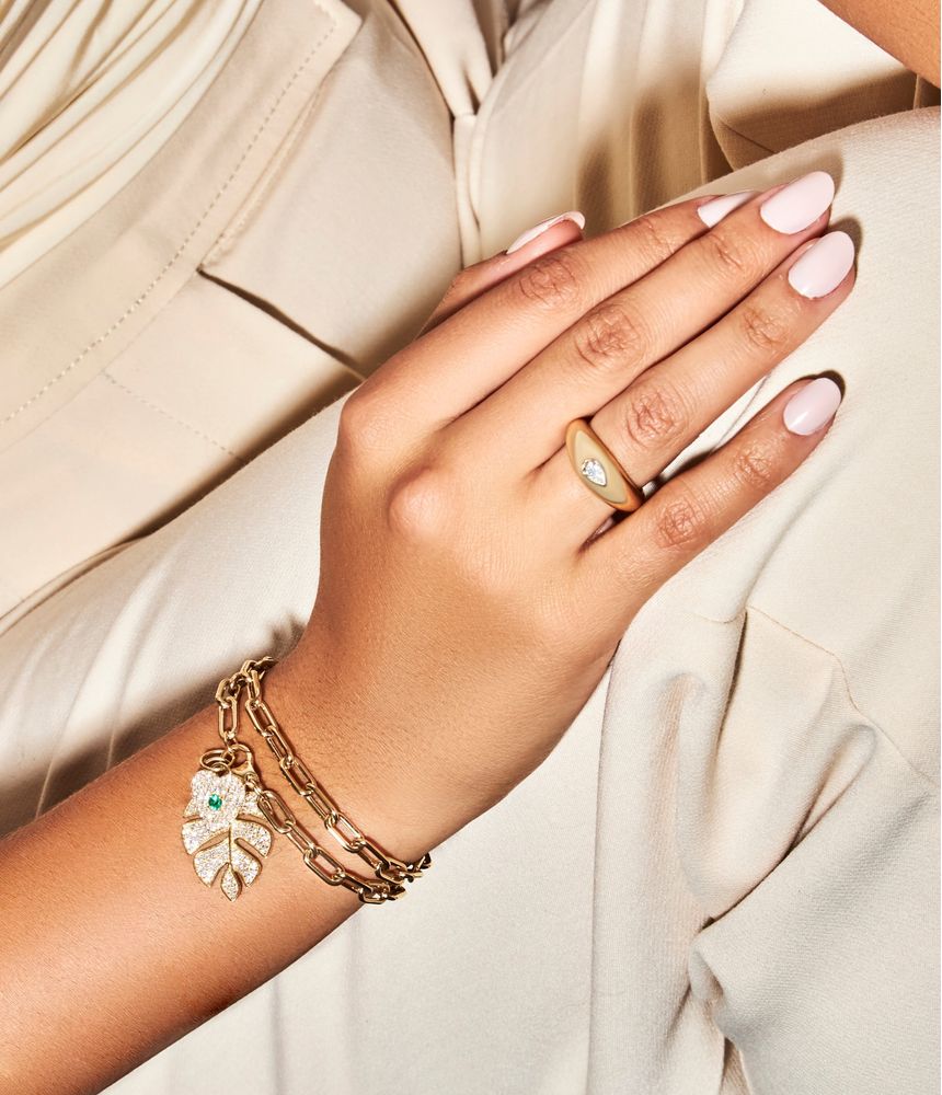 pingente-de-colar-de-diamantes-brilhantes-coracao-em-ouro-amarelo-esmeralda