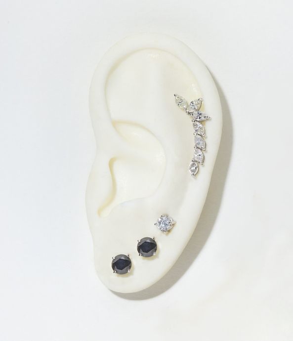 brinco-solitario-em-ouro-negro-com-diamante-brilhante