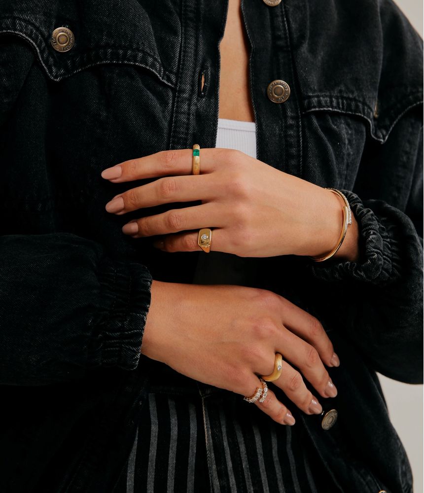 anel-solitario-de-ouro-oversized-chunky-com-esmeralda