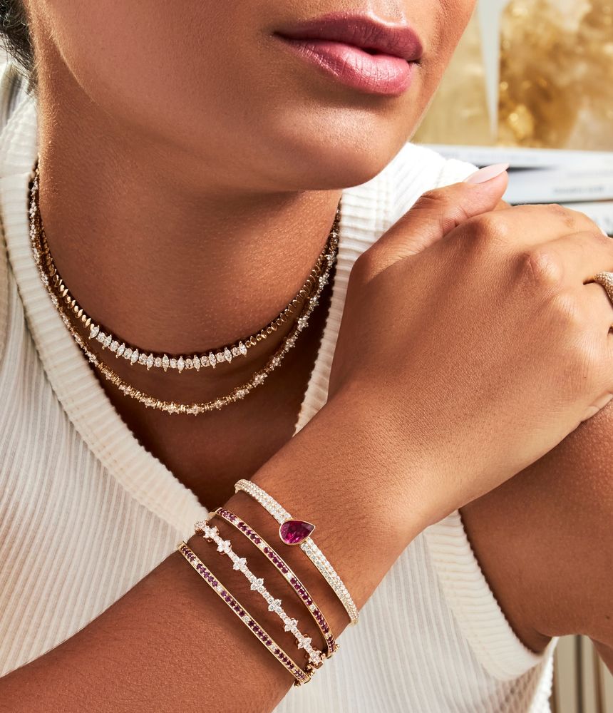 pulseira-bracelete-rigida-de-ouro-com-rubis-e-diamantes