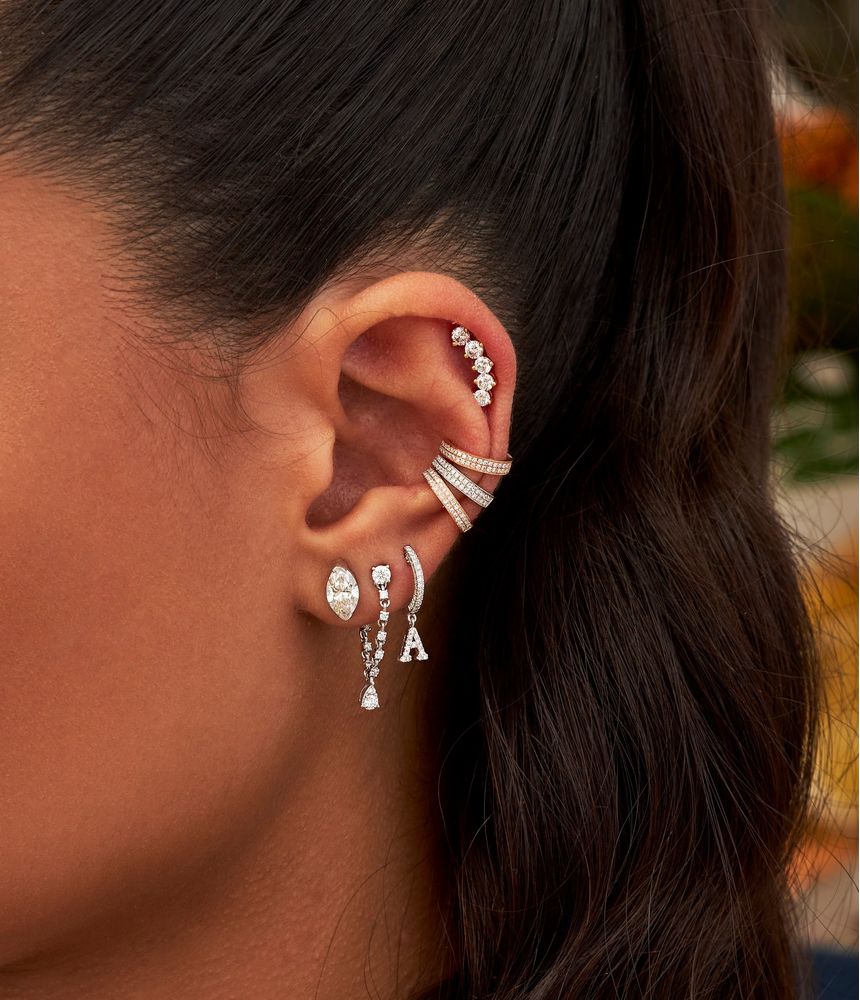 brinco-de-argola-letra-meira-t-de-ouro-branco-com-diamantes