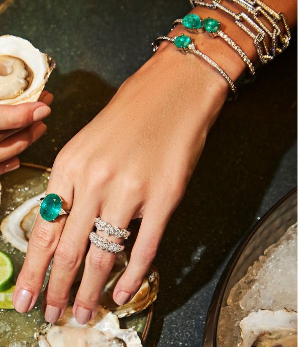 pulseira-bracelete-rigida-de-ouro-branco-com-esmeralda-e-diamantes