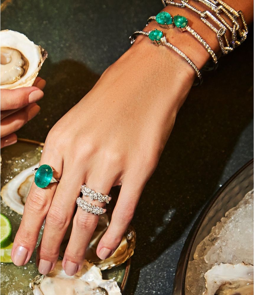 pulseira-bracelete-rigida-de-ouro-branco-com-esmeralda-e-diamantes