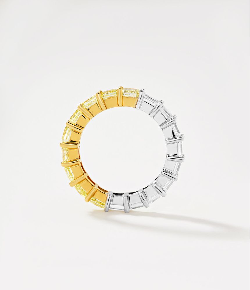 anel-alianca-inteira-de-ouro-amarelo-e-branco-com-diamantes-baguete