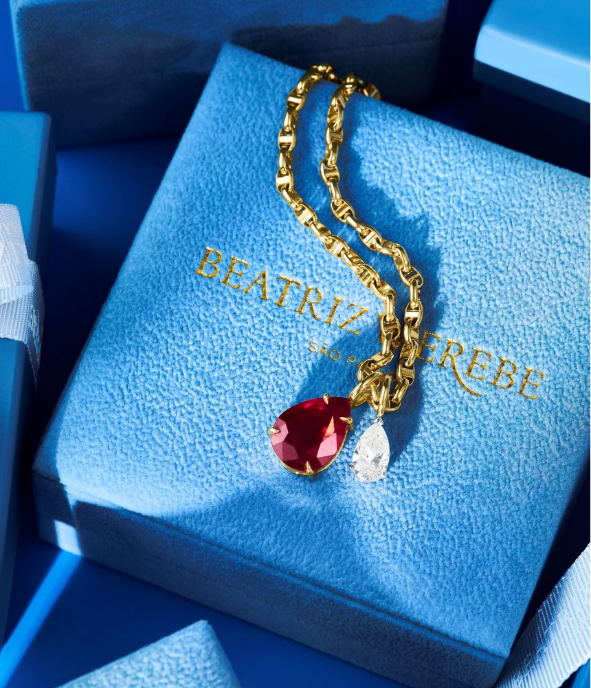 pingente-de-colar-solitario-de-ouro-com-diamante-gota-pear-shape