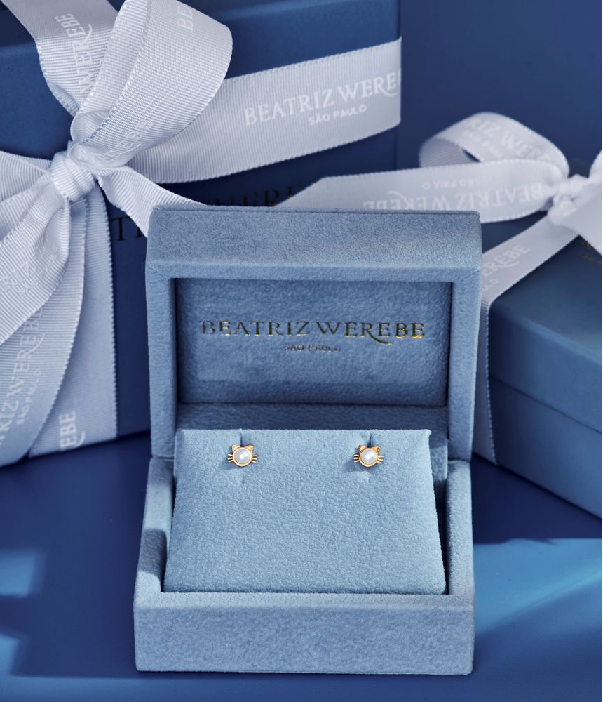 brinquinho-infantil-gatinho-de-ouro-com-perola-e-tarraxa-borboleta