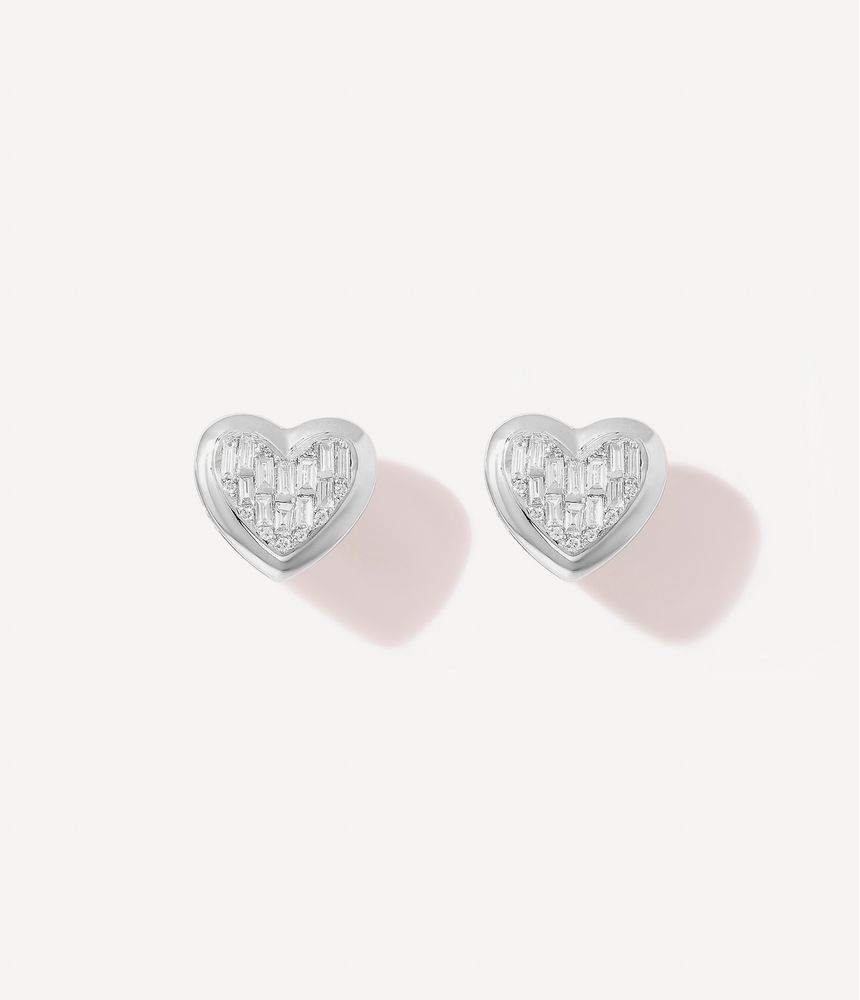 brinco-solitario-coracao-esmaltado-com-diamantes-brilhante-e-baguete-de-ouro-branco