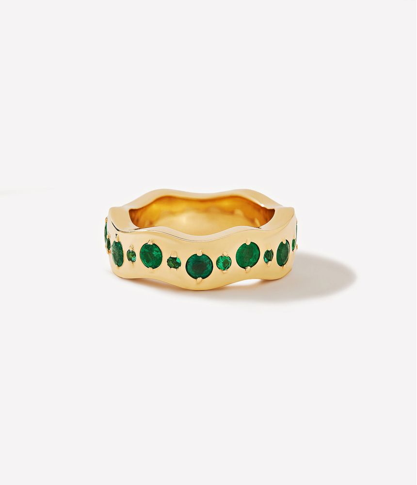 anel-alianca-inteira-de-ouro-com-esmeraldas