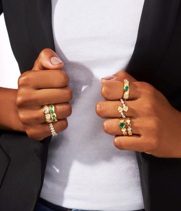 anel-alianca-inteira-de-ouro-com-esmeraldas