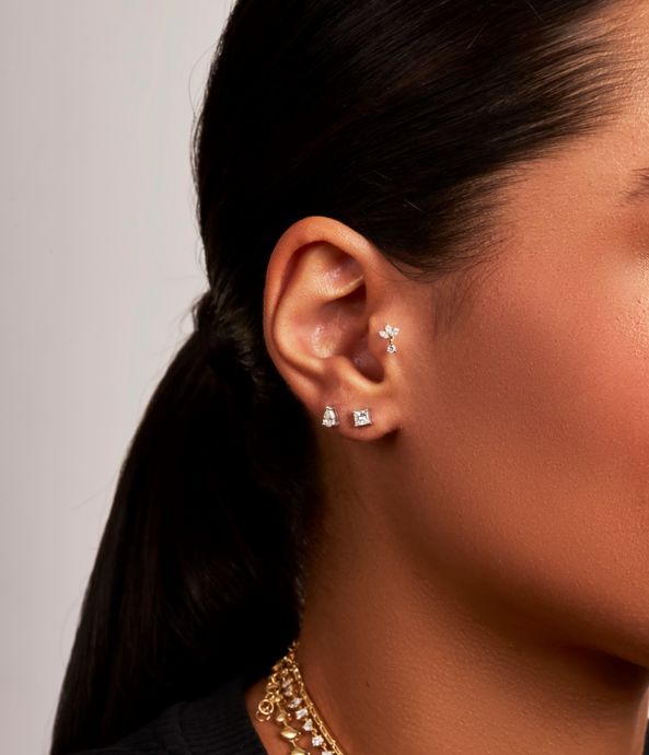 piercing-tragus-helix-flor-de-lotus-de-ouro-com-diamantes