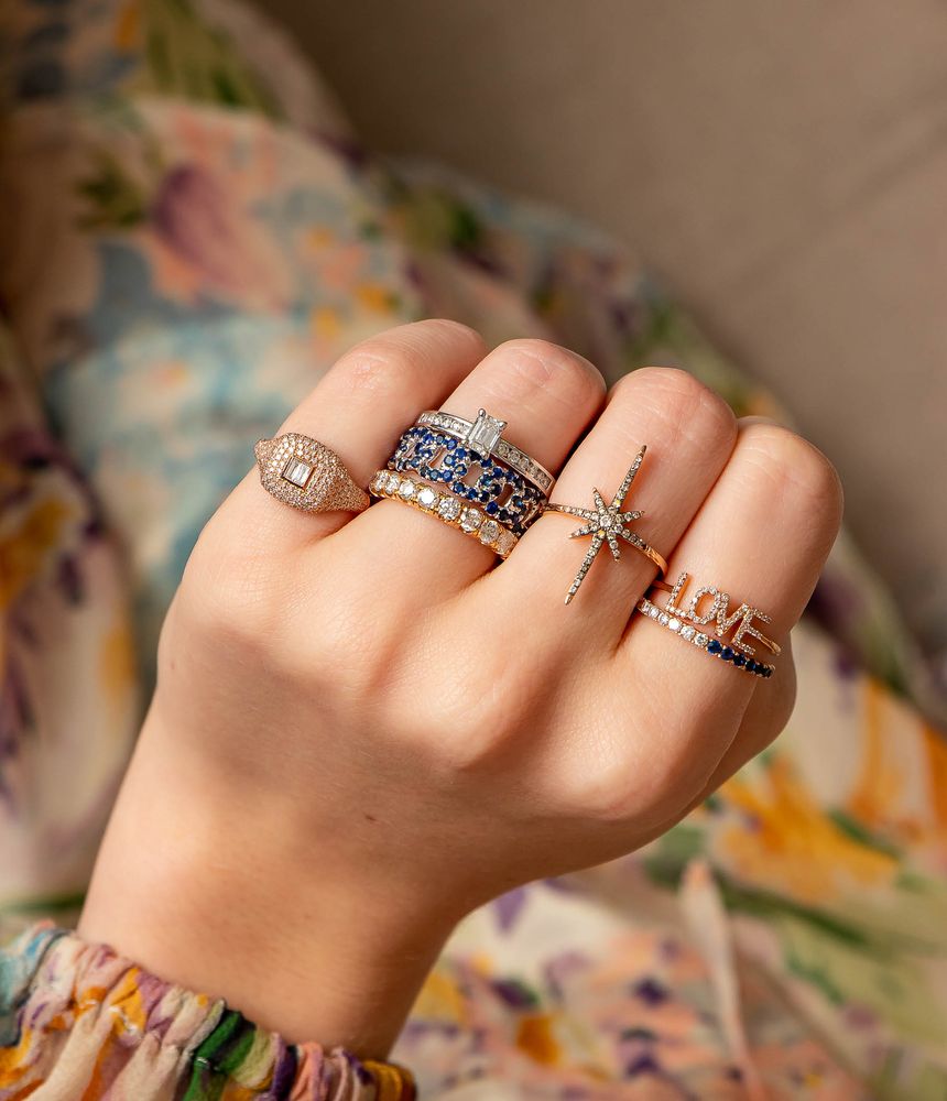 alianca-inteira-meio-a-meio-de-ouro-rosa-com-safiras-azuis-e-diamantes