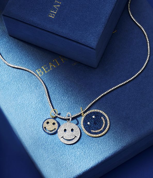 pingente-de-colar-smile-de-ouro-com-safiras-e-diamantes