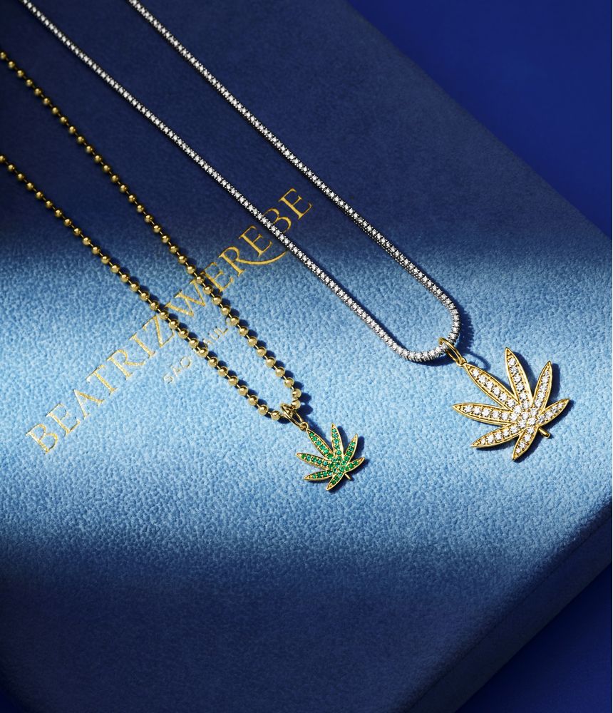 pingente-de-colar-folha-de-maconha-de-ouro-com-esmeraldas