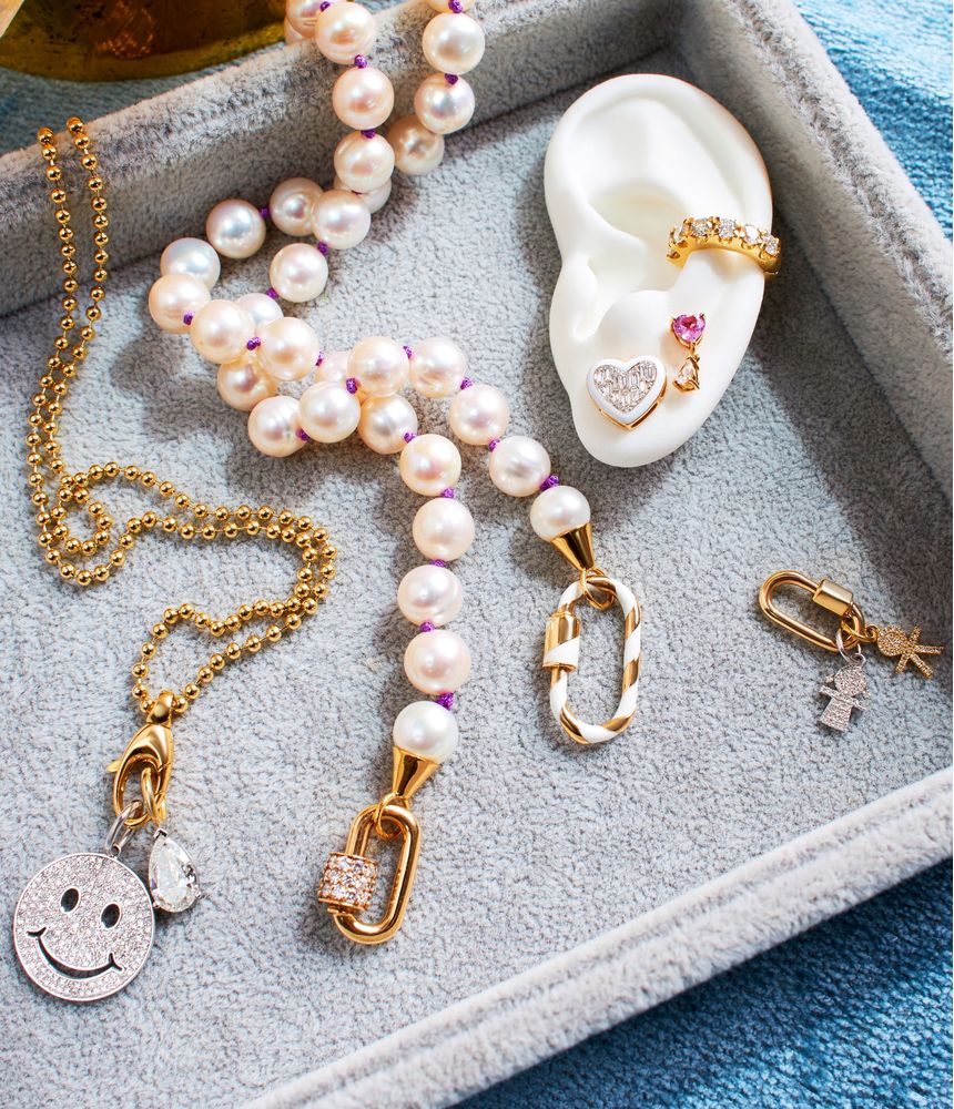 brinco-solitario-coracao-esmaltado-com-diamantes-brilhante-e-baguete-de-ouro