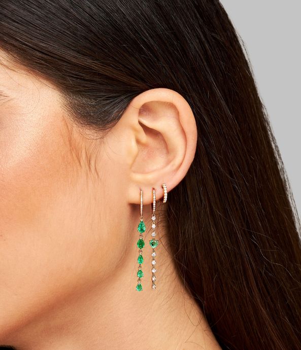 Brinco-argola-unico-gipsy-teardrop-de-ouro-com-esmeraldas-e-brilhantes