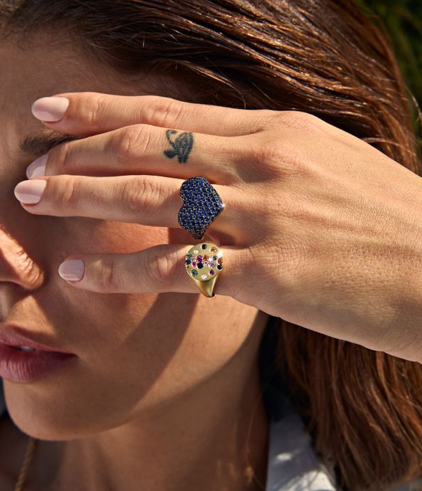 anel-de-dedinho-pinky-ring-de-ouro-com-safiras-coloridas-e-diamantes