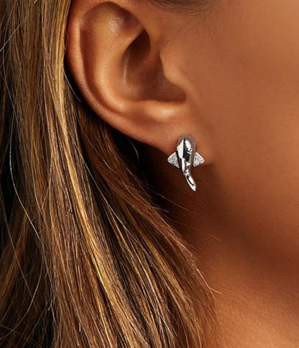 brinco-unico-yvonne-leon-tubarao-de-ouro-branco-com-diamantes