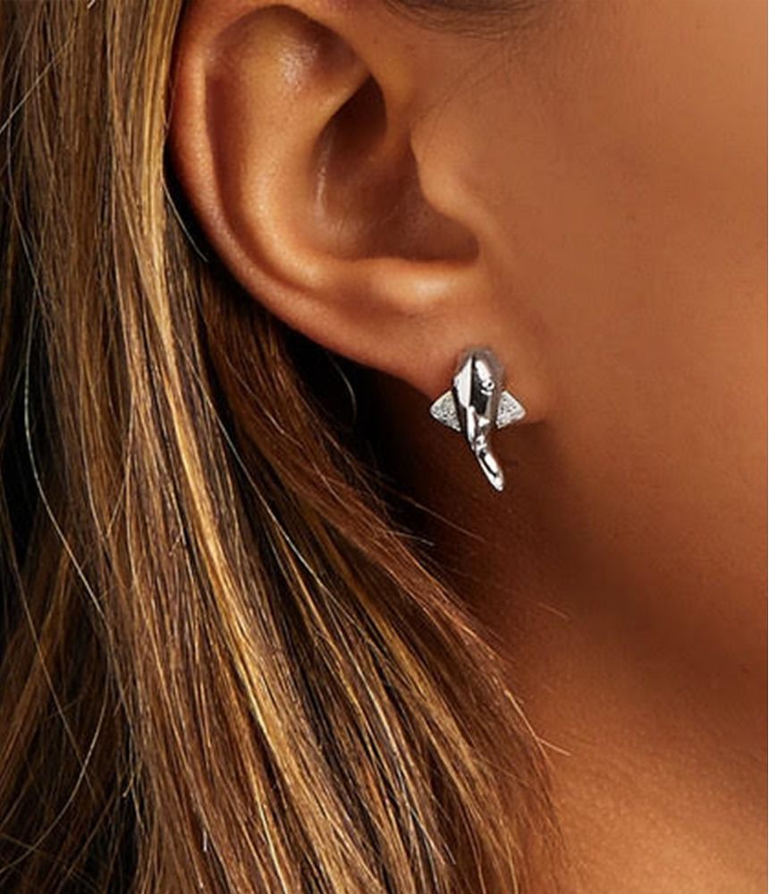 brinco-unico-yvonne-leon-tubarao-de-ouro-branco-com-diamantes