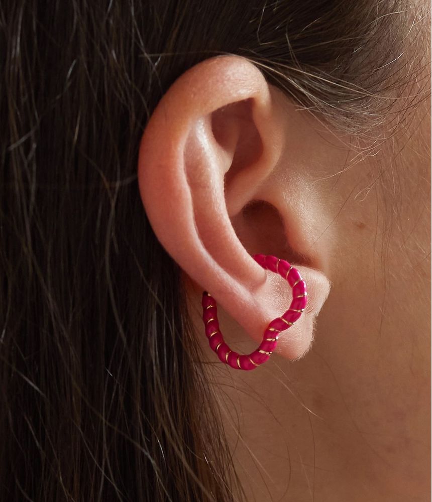 piercing-conch-fake-coracao-yvonne-leon-de-ouro-esmaltado