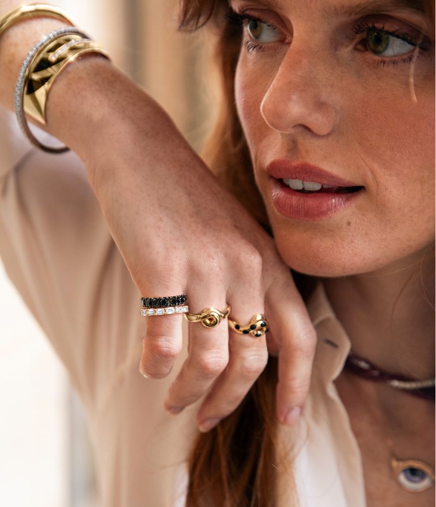 anel-de-dedinho-alianca-inteira-de-ouro-rosa-com-diamantes-negros