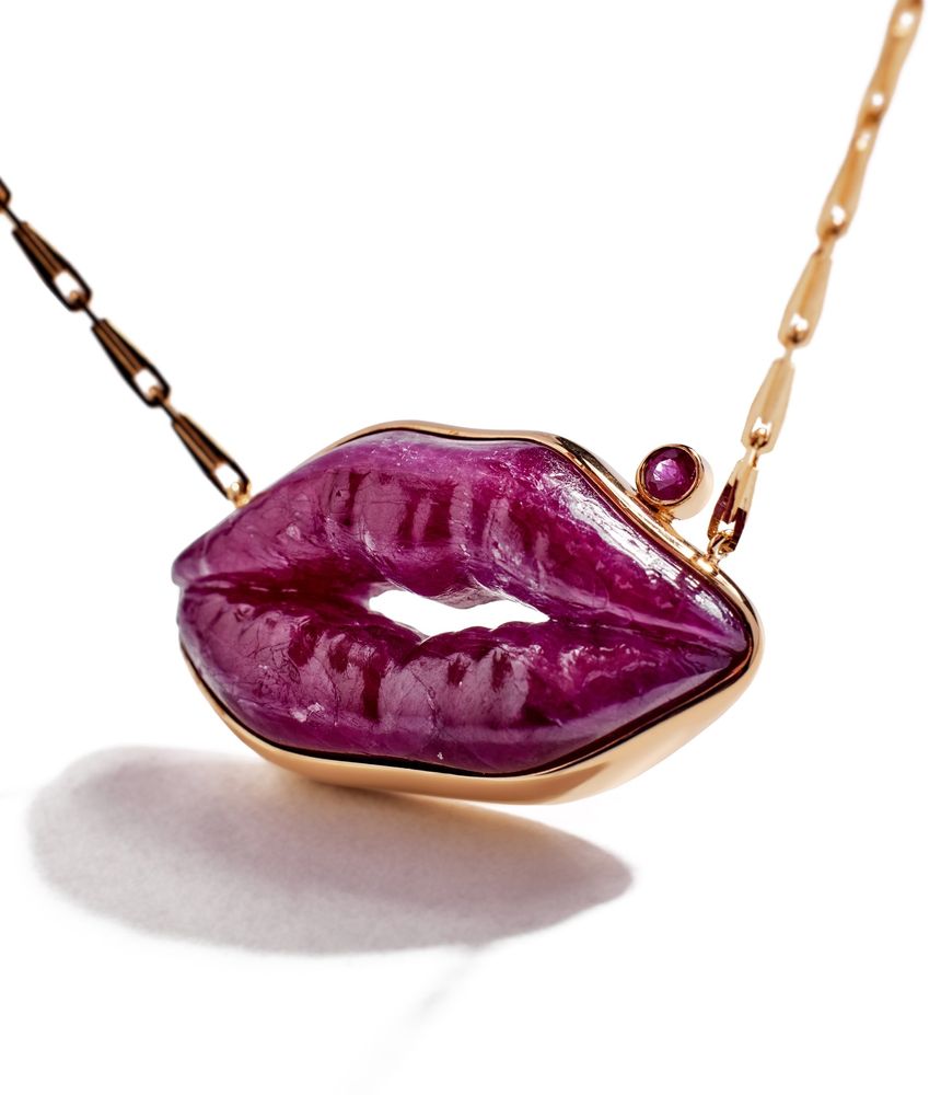 colar-com-pingente-boca-lito-de-ouro-com-rubi