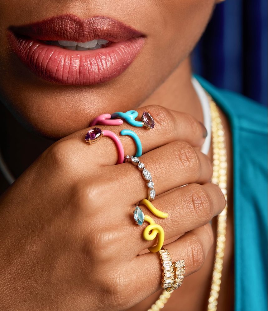 anel-em-ouro-amarelo-bea-bongiasca-dua-lipa