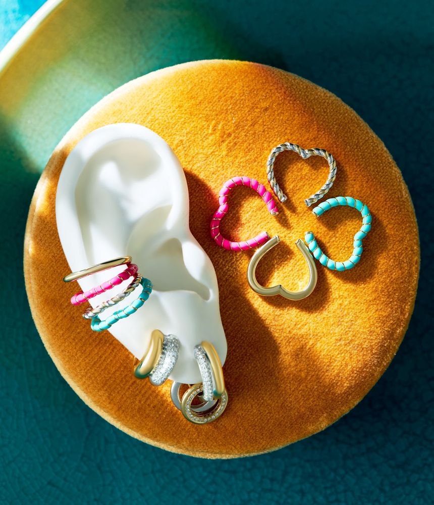 piercing-conch-fake-coracao-yvonne-leon-de-ouro-amarelo-e-branco