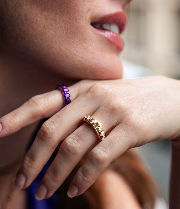 anel-alianca-inteira-purple-rhodium-band-de-ouro-com-ametistas