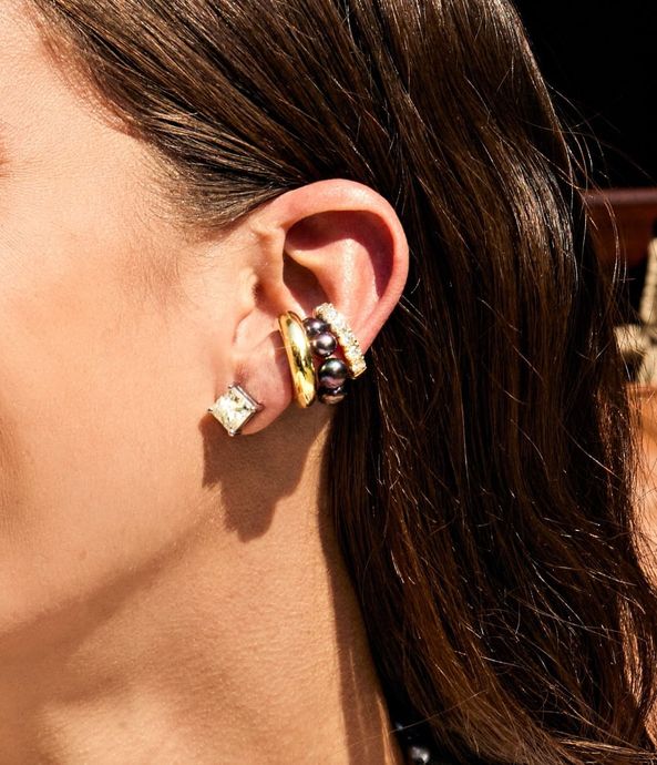 piercing-conch-fake-de-ouro-com-perolas-negras