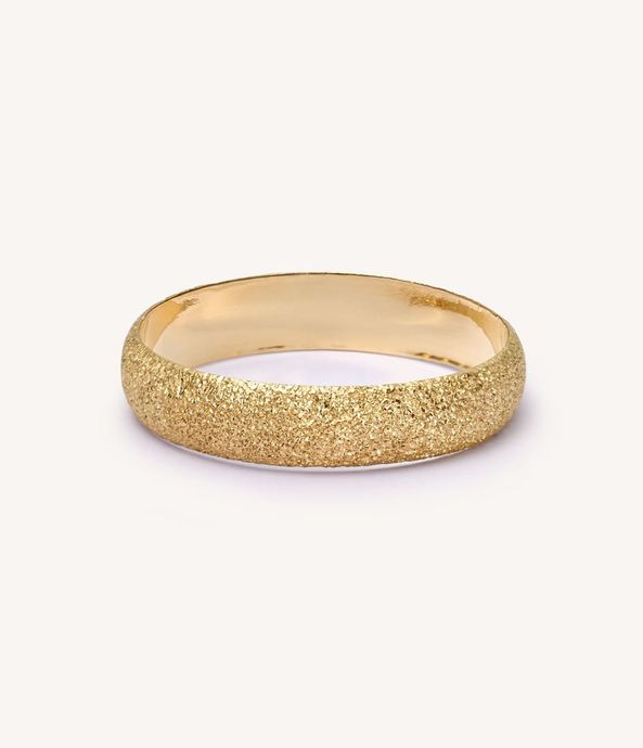 Carolina-Bucci-Florentine-Finish-Flat-Ring-Yellow-Gold_an200129_1